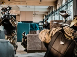 2 hodiny akčního paintballu v kryté aréně v centru Pardubic