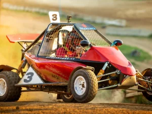 Jízda ve speciálně upravené závodní buggy: 3 až 10 kol na uzavřené trati