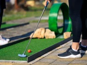 Minigolf o 36 jamkách: zábavná hra pro 2 osoby i rodinu