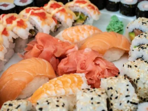 Nabité sushi sety s lososem, tuňákem i smaženou krevetou: 24 až 52 rolek