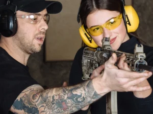 Střelecké balíčky v atomovém krytu pro 1 až 2 osoby: legendy Colt, Desert Eagle i Daniel Defense, až 9 zbraní