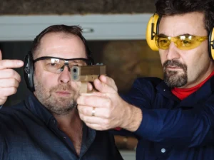 Střelecké balíčky v atomovém krytu pro 1 až 2 osoby: legendy Colt, Desert Eagle i Daniel Defense, až 9 zbraní