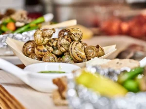 Šnečí delikatesy na slavnostní stůl: ukázka přípravy v zážitkové restauraci i ochutnávka