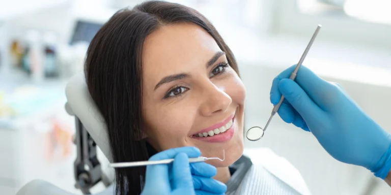 Důkladná dentální hygiena včetně Air Flow pro váš zářivý úsměv
