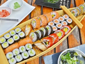 Pestré sushi sety ve Vršovicích: 12 nebo až 71 kousků i s polévkou a salátem wakame