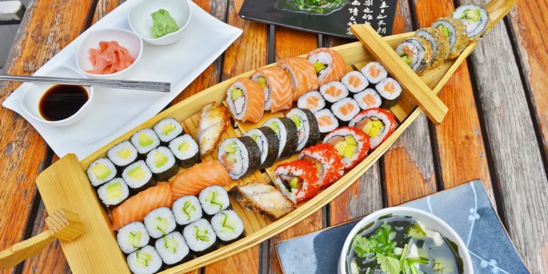 Pestré sushi sety ve Vršovicích: 12 nebo až 71 kousků i s polévkou a salátem wakame