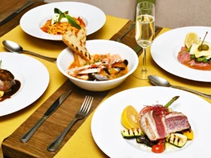 Pravé italské menu pro dva: rybí polévka nebo carpaccio, steak z tuňáka či hovězí a další dobroty