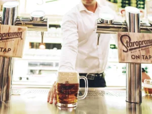 Návštěvnické centru Staropramen: prohlídka i pivní degustace s možností domácích chipsů s dipem
