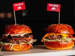 Burger podle výběru ze 2 druhů v bistru na Novém Městě pro 1 i 2 osoby
