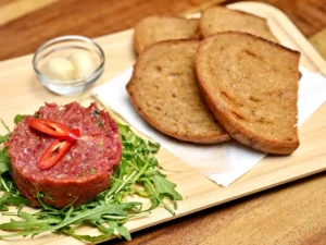 Tatarák s topinkami: 150–400 g masa s topinkami i česnekem