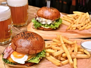 Luxusní burgery s hovězím Angus, hranolky i pivo pro 1-2 osoby