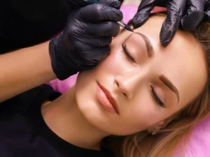 Konec zdlouhavého líčení: permanentní make-up obočí, linek nebo rtů