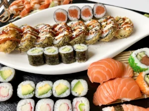 Pestrý sushi set 32 nebo 50 kousků: maki, nigiri i grilované rolky