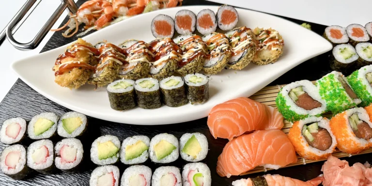 Pestrý sushi set 32 nebo 50 kousků: maki, nigiri i grilované rolky