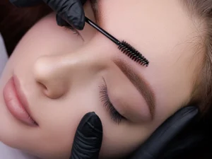 Permanentní make-up: meziřasové linky, pudrové obočí či akvarelové rty