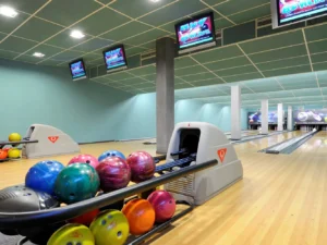 Bowling nebo sportovní hřiště na 1-2 hodiny pro celou partu