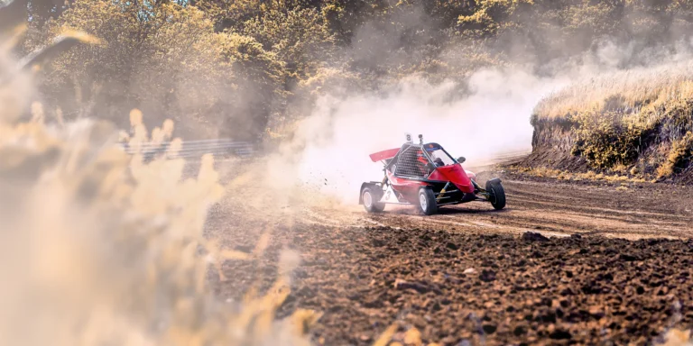 Jízda ve speciálně upravené závodní buggy: 3 až 10 kol na uzavřené trati