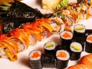 Menu se sushi setem ve vyhlášené asijské restauraci: křupavý losos, maki i mochi