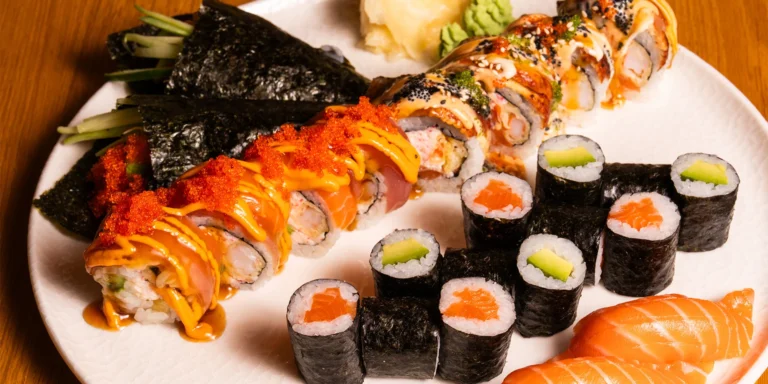 Menu se sushi setem ve vyhlášené asijské restauraci: křupavý losos, maki i mochi