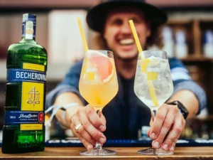 Zážitková prohlídka The Home of Becherovka včetně továrny: koktejly i láhev domů