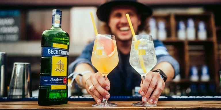 Zážitková prohlídka The Home of Becherovka včetně továrny: koktejly i láhev domů