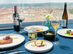 Luxusní pětichodové menu v Žižkovské věži: kozí sýr, krevety, kachní prsa, cheesecake a signature koktejly