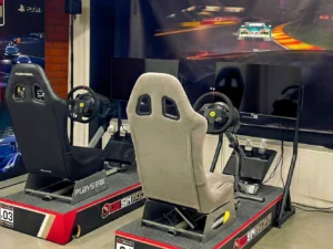 Šlápněte na to: závodní simulátor na 30 či 60 min. pro 2 osoby