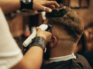 Pánská péče v barbershopu: střih, tradiční holení i úprava vousů