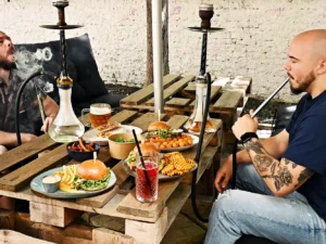 Otevřené vouchery v hodnotě 500–1 200 Kč na koktejly, nachos i vodní dýmky ve Foukárně