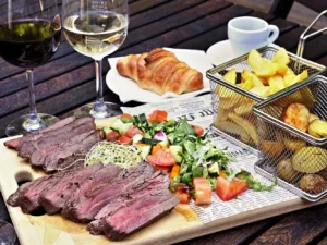 Steakové menu dva na terase: picanha, flank steak, přílohy, croissant, víno i káva