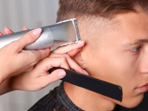 Precizní barber v Karlíně: pánský klasický střih nebo i úprava vousů