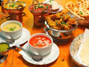 Tříchodové nepálské menu pro dva: kuřecí speciality, tradiční předkrmy i dezert