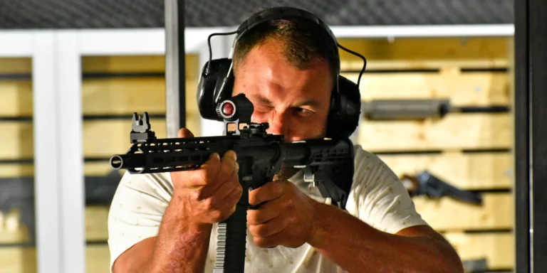 Střelecké balíčky pro 1–8 pistolníků: až 12 vybraných zbraní a 56 nábojů