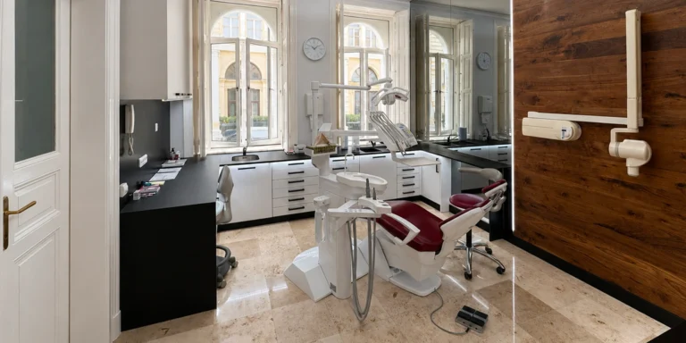 Pro krásný úsměv: dentální hygiena vč. ultrazvuku a air-flow či ordinační bělení zubů