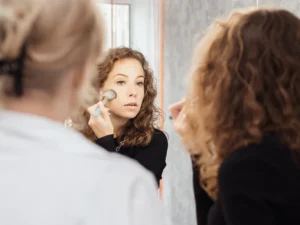 Kurzy líčení i VIP rituál s dárkem a analýzou pleti: denní i večerní make-up