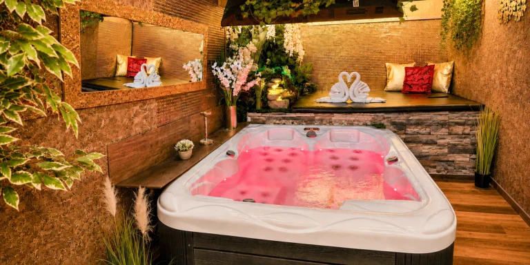 Relax ve dvou i s celou partou přátel: privátní wellness ve Strašnicích –⁠⁠⁠⁠⁠⁠ vířivka, infrasauna i kulečník nebo 13. komnata