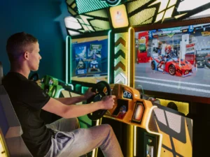 Vstup do herního centra Smog Arcade v Krakově: 10 až 90 her i pizza dle výběru