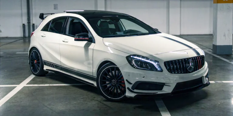 Zapůjčení vozu Mercedes A45 AMG: 3 hodiny nebo 24 hodin, neomezený nájezd