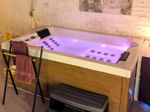 Romantika v soukromí: 60–240 min. relaxu v hydromasážní vaně i s ovocem a sektem