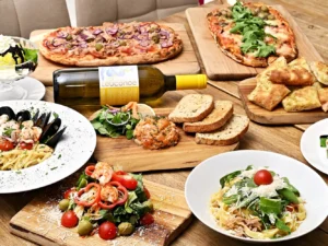 Ochutnejte Itálii: 3chodové degustační menu pro dva – těstoviny či pinsa i lahev vína dle výběru
