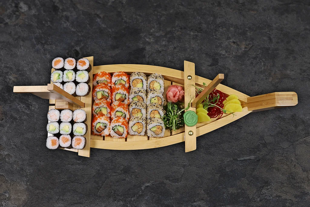 Sushi burrito s nápojem nebo pestrý set 34 kusů maki, saké a mini cheesecake pro 2 osoby - Obrázek 4