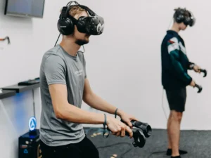 Hodina virtuální reality i se závodním simulátorem až pro 5 hráčů