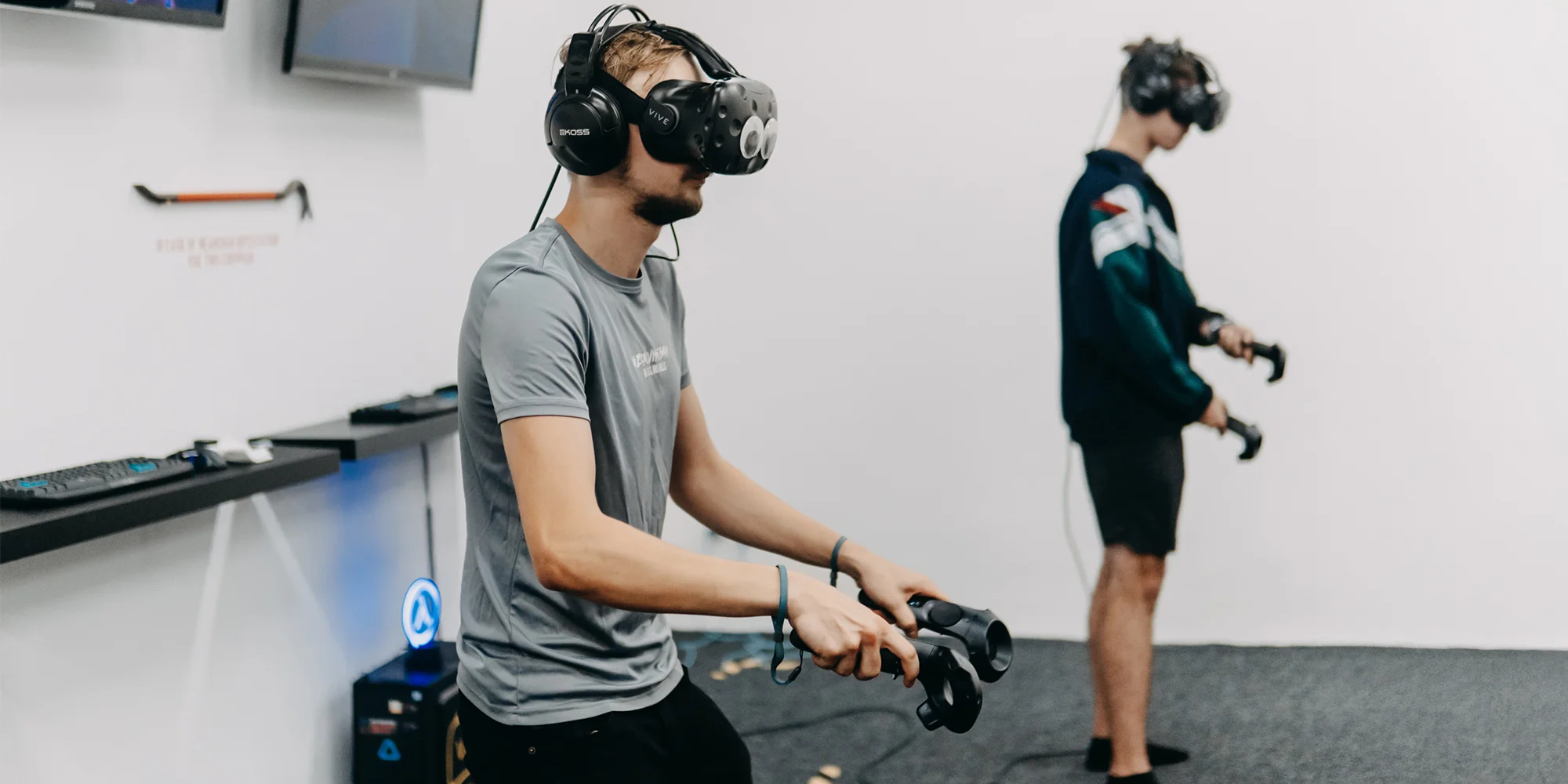 Hodina virtuální reality i se závodním simulátorem až pro 5 hráčů