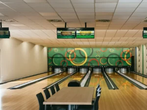 Až dvě hodiny bowlingu pro 2–8 osob, jízda v motokáře a cibulové kroužky, burgery nebo pizza