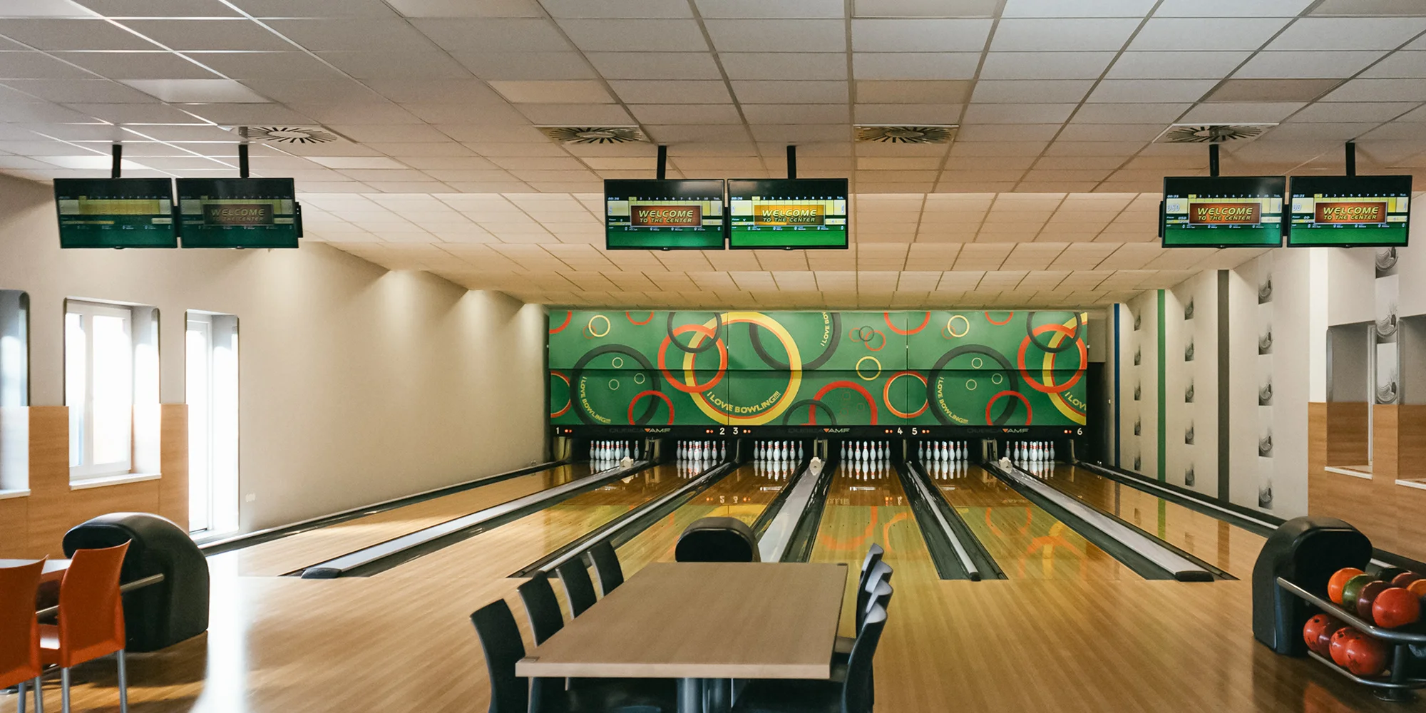 Až dvě hodiny bowlingu pro 2–8 osob, jízda v motokáře a cibulové kroužky, burgery nebo pizza