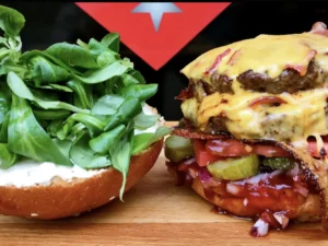 Parádní nálož: dvojitý cheeseburger či Z. B. B. burger v menu i s hranolky pro 2
