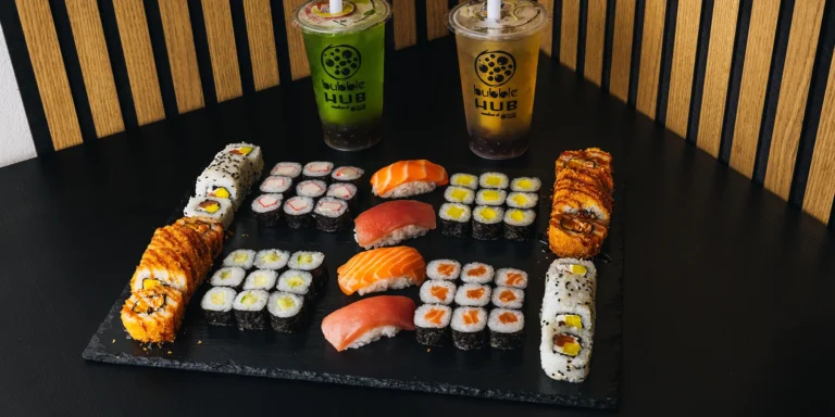 Pestré sety 18–78 ks sushi s lososem, tuňákem či zeleninou vč. bubble tea na odnos s sebou