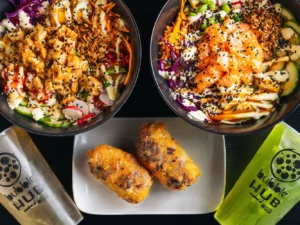 Havajský poke bowl podle výběru ze 3 druhů a bubble tea na odnos s sebou