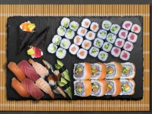 Sushi sety v restauraci Sun House: maki, nigiri i kalifornské rolky, 24–52 ks