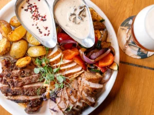 Steakové prkno se třemi druhy masa a přílohami i s velkým pivem pro 2 osoby